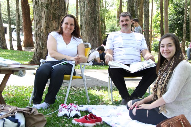 Na companhia da nora, Ivania e Ronaldo esperam pelo filho Eduardo.