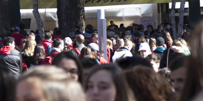 Candidatos já se dirigem para os locais de prova