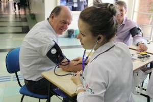 Alunos do curso de Enfermagem da UPF verificam a pressão arterial e passam diversas informações aos acompanhantes. Foto: Gabriela Schlotefedlt