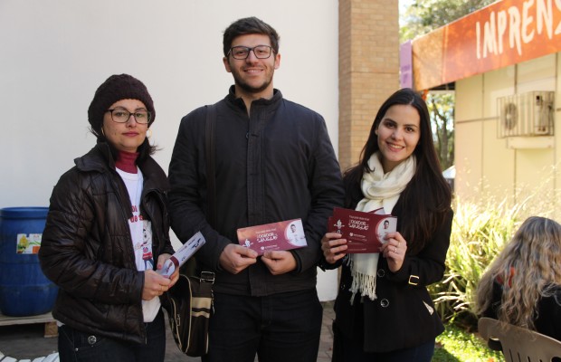 Anisele Moretto, do serviço de hemoterapia do HSVP, Ighor Prodlik e Débora Schuh, alunos do curso de Medicina da UPF.