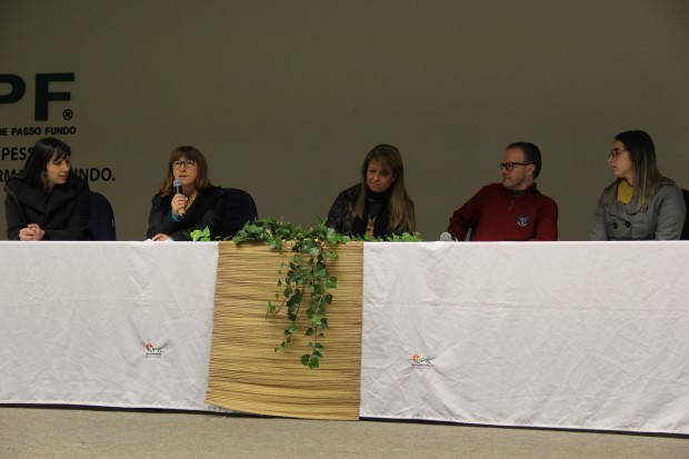 Integrantes da mesa colocados dando abertura ao evento