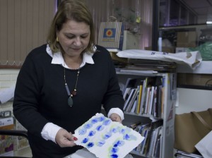 Professora Me. Mariane Speghen mostra um exemplo de papel reciclado reutilizado (Foto Bruna Scheifler)