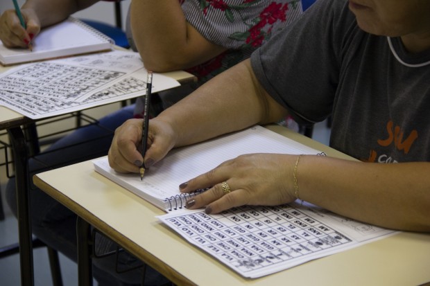 As alunas têm dificuldades com ortografia, mas sabem escrever e ler (Foto: Bruna Scheifler)