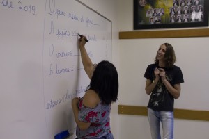 Rosemari e Sandra escreveram no quadro já na primeira aula  (Foto: Bruna Scheifler)
