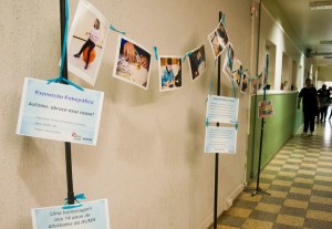 Exposição de fotos disponível na Faculdade de Medicina é uma das ações que celebra o Dia Mundial de Conscientização do Autismo